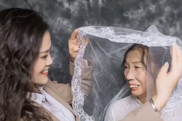 Cô con gái mặc vest để cùng người mẹ hơn 60 tuổi chụp ảnh cưới ảnh 2