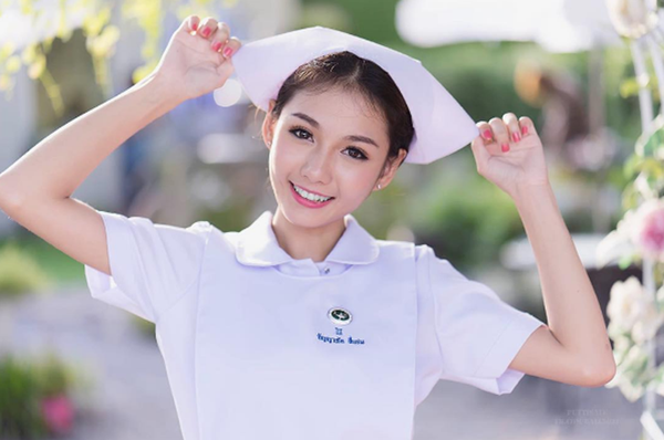 Nữ y tá nổi tiếng nhất Thái Lan bị đuổi việc vì... quá xinh đẹp ảnh 1