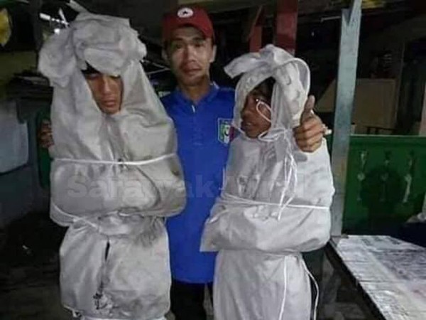Malaysia: "Giả ma" dọa dân làng, hai thanh niên nhận cái "kết đắng" ảnh 1
