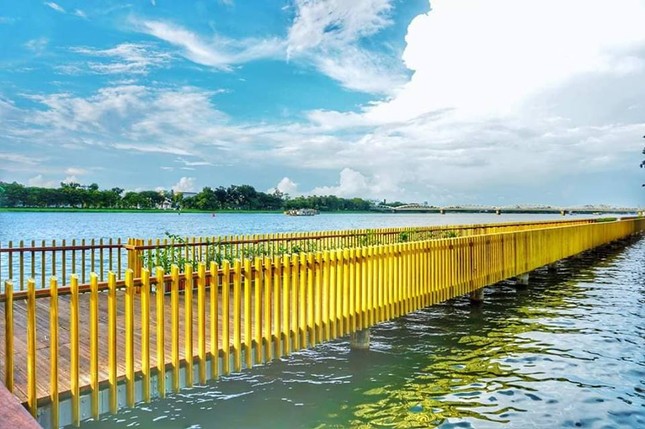 Chưa kịp đẹp bền lâu, cầu đi bộ lát gỗ lim đình đám ở Huế đã trở nên "xấu xí" ảnh 1