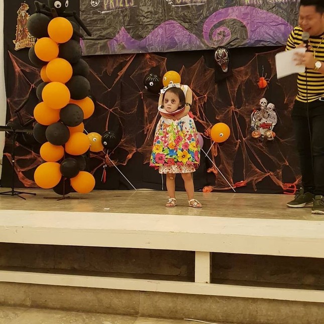 Ma quỷ cũng phải "chào thua" cô bé ôm đầu đi xin kẹo Halloween khiến mọi người hết hồn ảnh 1