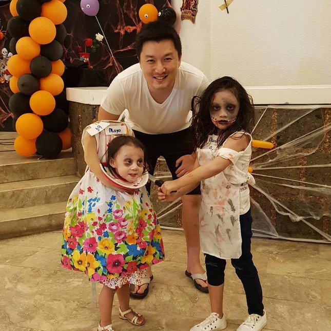 Ma quỷ cũng phải "chào thua" cô bé ôm đầu đi xin kẹo Halloween khiến mọi người hết hồn ảnh 2