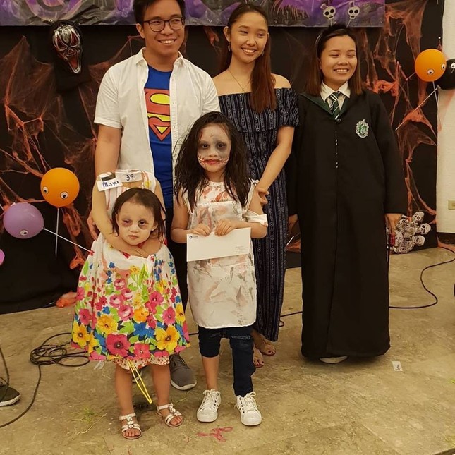 Ma quỷ cũng phải "chào thua" cô bé ôm đầu đi xin kẹo Halloween khiến mọi người hết hồn ảnh 4