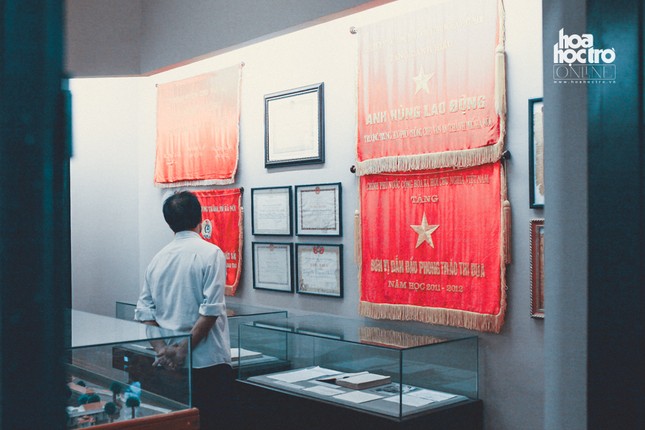 Vẻ đẹp trường tồn theo thời gian của “ngôi trường xuyên thế kỷ” bên bờ Hồ Tây ảnh 23