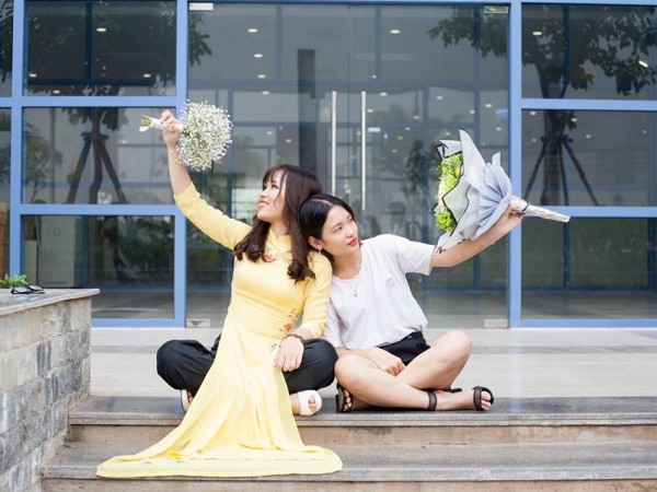 Cách chụp kỷ yếu hài hước: Tạo dáng siêu đẹp với bó hoa súp lơ chỉ 10K ảnh 3