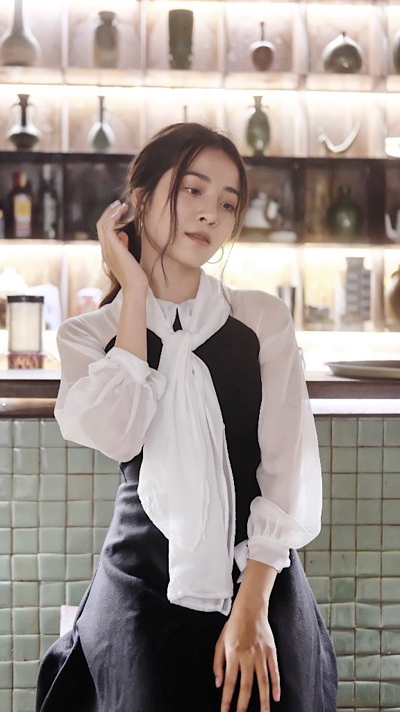 "Người thứ 3" chen giữa cuộc tình Hương Giang và trai đẹp "The Face" Thái trong MV mới là ai? ảnh 1