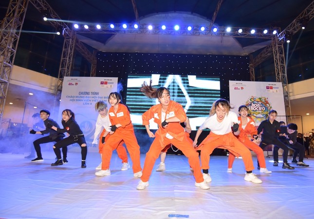 Chung kết "Be Ur Star 2018": sân khấu nhiều màu sắc với 11 câu chuyện "vượt giới hạn" ảnh 4