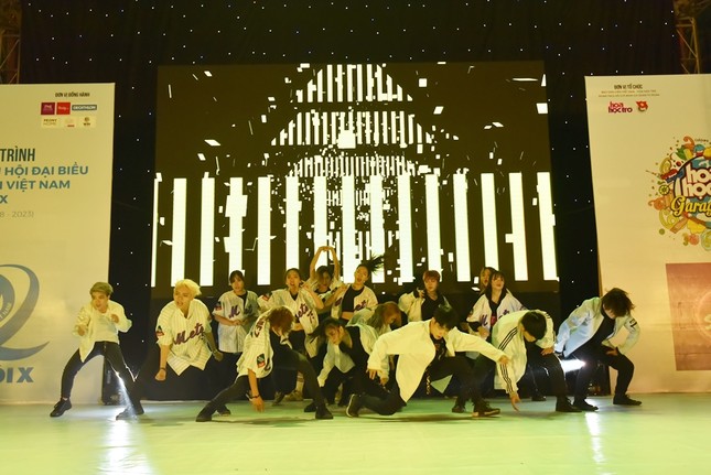 Chung kết "Be Ur Star 2018": sân khấu nhiều màu sắc với 11 câu chuyện "vượt giới hạn" ảnh 15