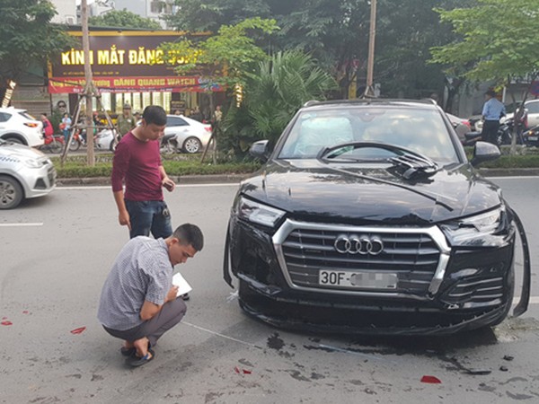 Hà Nội: Kinh hoàng xế hộp Audi Q5 tông biến dạng Mercedes và 2 xe máy trên phố ảnh 1