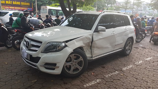 Hà Nội: Kinh hoàng xế hộp Audi Q5 tông biến dạng Mercedes và 2 xe máy trên phố ảnh 2