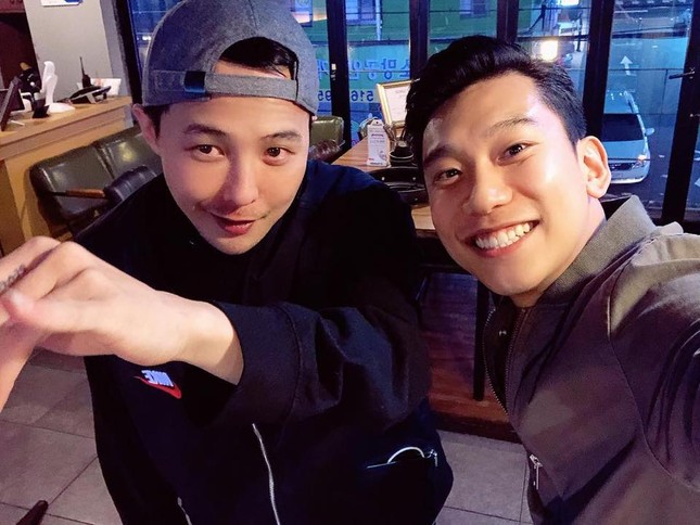 G-Dragon (BIG BANG) mập lên trông thấy, các fan không còn nhận ra thần tượng ảnh 2