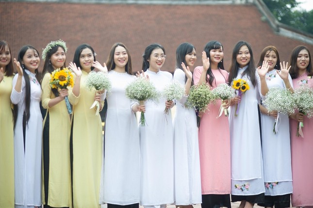Nữ sinh có bộ ảnh "lầy lội" nhất mùa kỷ yếu, đọc chú thích ảnh mà "cười đau bụng" ảnh 11