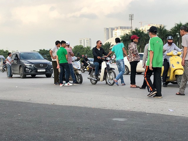 Vé chợ đen trận Việt Nam-Malasyia lên tới 4 triệu đồng một cặp ảnh 1
