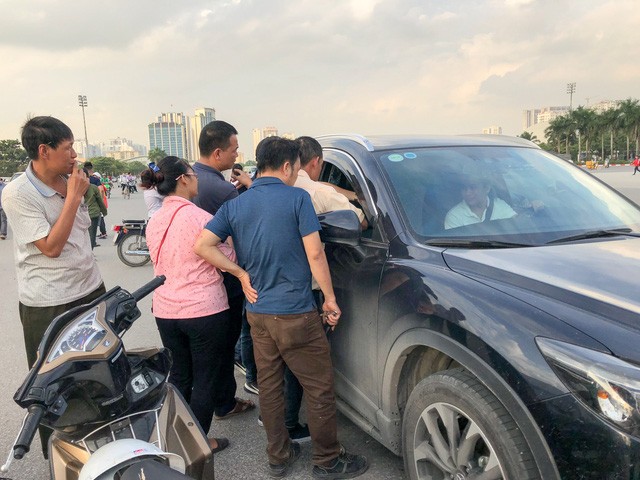 Vé chợ đen trận Việt Nam-Malasyia lên tới 4 triệu đồng một cặp ảnh 3