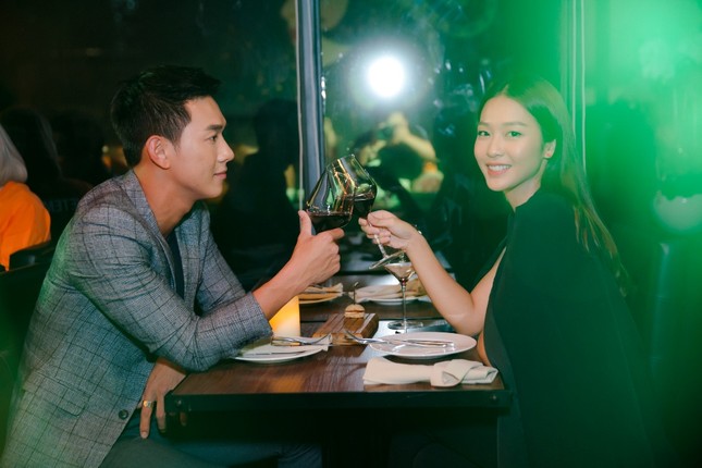 "Đại úy" Song Luân ngắm nhìn đắm đuối không rời mắt khiến "bác sĩ" Khả Ngân e thẹn ảnh 5