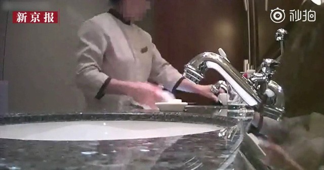 Khách sạn 5 sao của Trung Quốc bị tố cáo dùng khăn tắm của khách lau sàn, bồn cầu ảnh 1