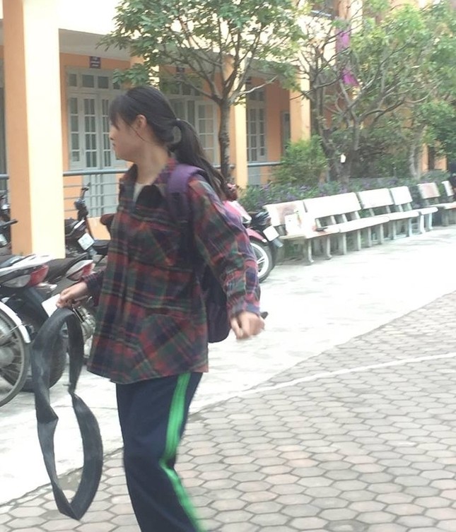 Đi học trễ, nữ sinh vác cả săm xe thủng để làm bằng chứng nhưng vẫn nhận cái kết đắng ảnh 2