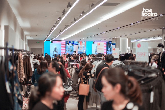 Black Friday: Các TTTM tại Hà Nội “vỡ trận”, khách luồn khe cửa để "xem cho biết"? ảnh 2