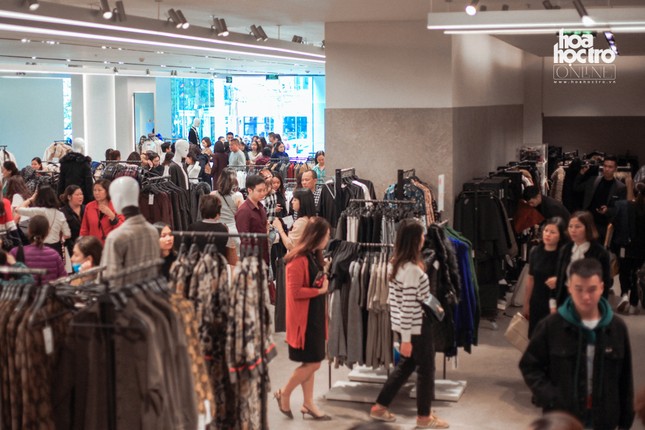 Black Friday: Các TTTM tại Hà Nội “vỡ trận”, khách luồn khe cửa để "xem cho biết"? ảnh 9