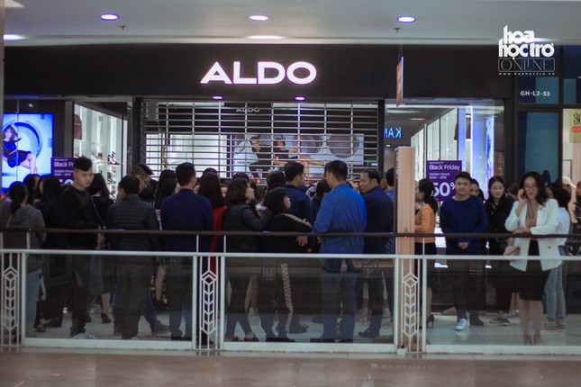 Black Friday: Các TTTM tại Hà Nội “vỡ trận”, khách luồn khe cửa để "xem cho biết"? ảnh 3