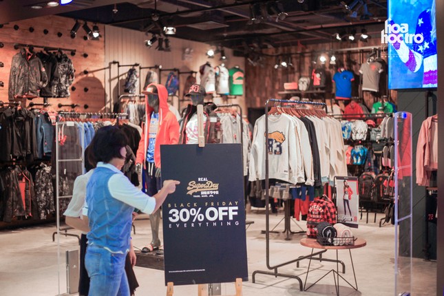 Black Friday: Các TTTM tại Hà Nội “vỡ trận”, khách luồn khe cửa để "xem cho biết"? ảnh 14