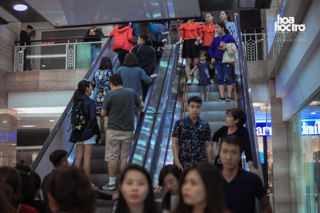 Black Friday: Các TTTM tại Hà Nội “vỡ trận”, khách luồn khe cửa để "xem cho biết"? ảnh 11