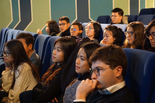 Teen Việt biến thành những "rạn san hô” để làm phim tại đất Pháp ảnh 8
