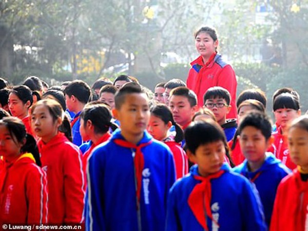 Kinh ngạc cô bé Trung Quốc 11 tuổi đã cao hơn 2 mét ảnh 1