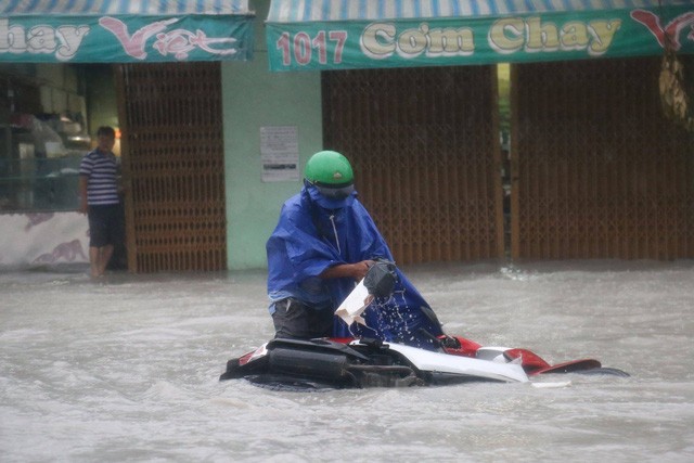Sau bão số 9: Sài Gòn ngập khắp nơi, cây đổ đè người đi xe máy ảnh 21