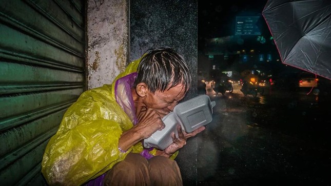 Nhói lòng hình ảnh ông chú vô gia cư trong đêm bão nhận hơn 20K lượt share trong vòng 1 tiếng ảnh 4