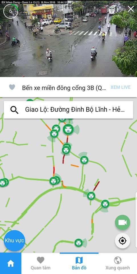 Người dân Sài Gòn di chuyển vất vả trên những con đường ngập đầy nước sau trận bão ảnh 11