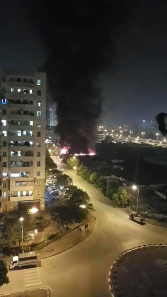 Hà Nội: Gara ô tô bùng cháy dữ dội trong đêm ảnh 2