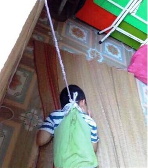 Xác minh hình ảnh bé trai 4 tuổi bị nhốt ở phòng học, buộc dây, treo lên cửa sổ ảnh 2