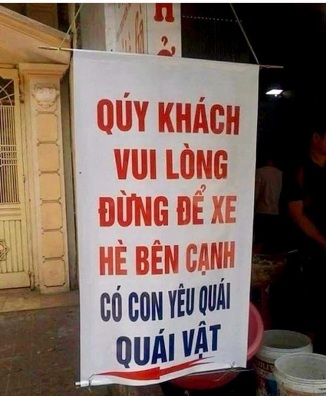 Chủ quán phở bị "ném đá" tả tơi vì tấm bảng hướng dẫn gửi xe tranh thủ "đá đểu" hàng xóm ảnh 1
