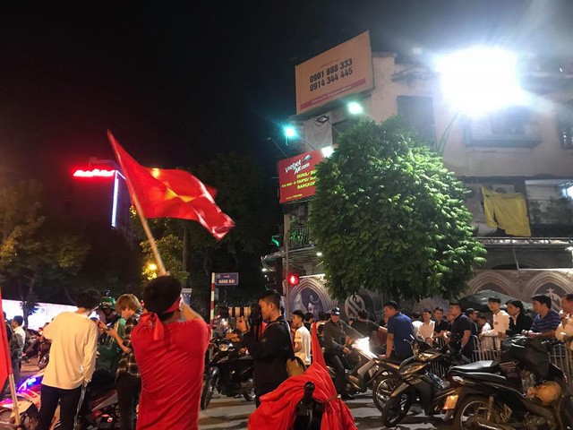 Hà Nội: Hàng nghìn người đổ xuống phố ăn mừng chiến thắng của đội tuyển Việt Nam ảnh 1