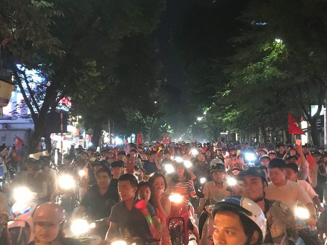 Hà Nội: Hàng nghìn người đổ xuống phố ăn mừng chiến thắng của đội tuyển Việt Nam ảnh 3