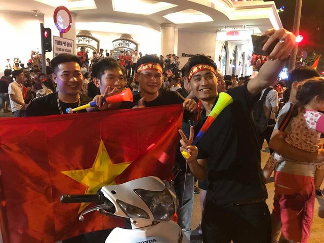 Hà Nội: Hàng nghìn người đổ xuống phố ăn mừng chiến thắng của đội tuyển Việt Nam ảnh 5