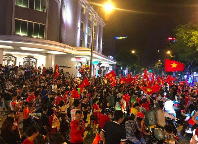 Hà Nội: Hàng nghìn người đổ xuống phố ăn mừng chiến thắng của đội tuyển Việt Nam ảnh 8