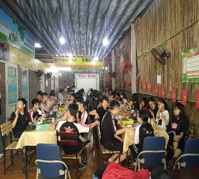 Đồng thuận bỏ ống tiết kiệm, sau 1 tháng tập thể lớp được bữa lẩu no căng bụng ảnh 4
