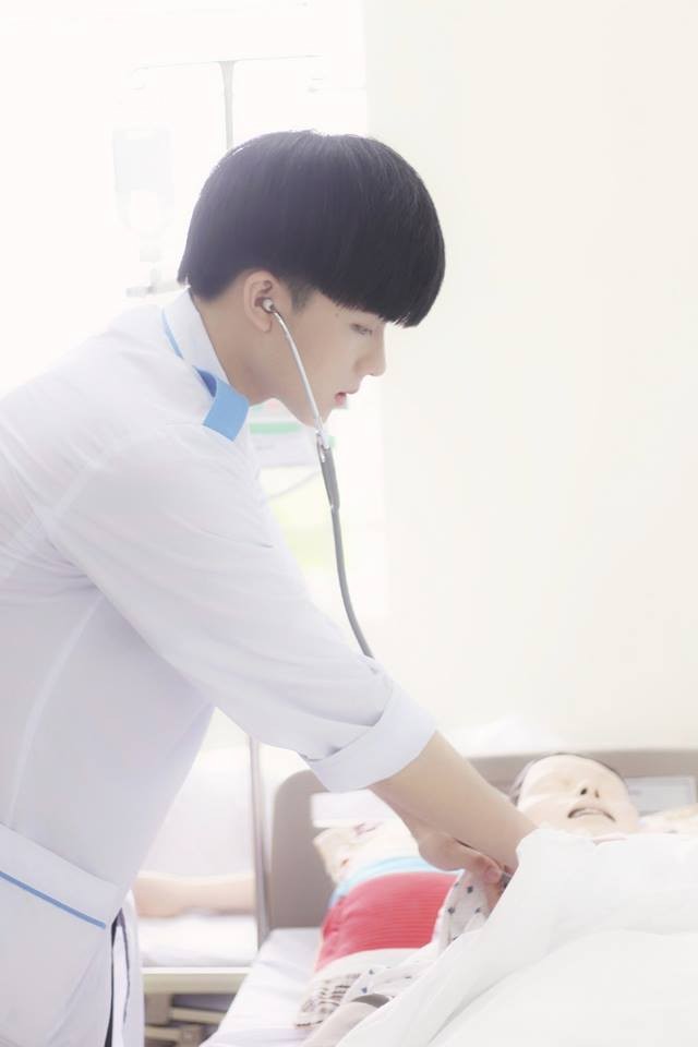 Hãy nhìn sự dịu dàng này đi, nam sinh trường Y khiến bao bạn nữ ôm tim "xin khám" đó! ảnh 2