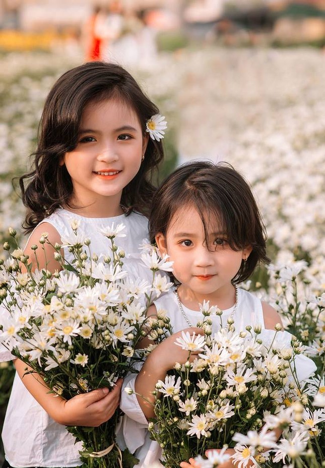 Ngắm bộ ảnh cúc họa mi của hai chị em khiến dân tình xuýt xoa "thiên thần là có thật"! ảnh 1