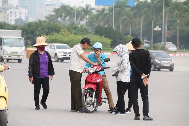 Bắt tại trận bảo vệ Liên đoàn Bóng đá Việt Nam tuồn vé mời cho trùm phe vé chuyên nghiệp ảnh 2