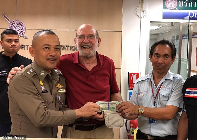 “Tài xế taxi trung thực nhất thế giới” trả lại hơn 230 triệu tiền mặt khách bỏ quên trên xe ảnh 1