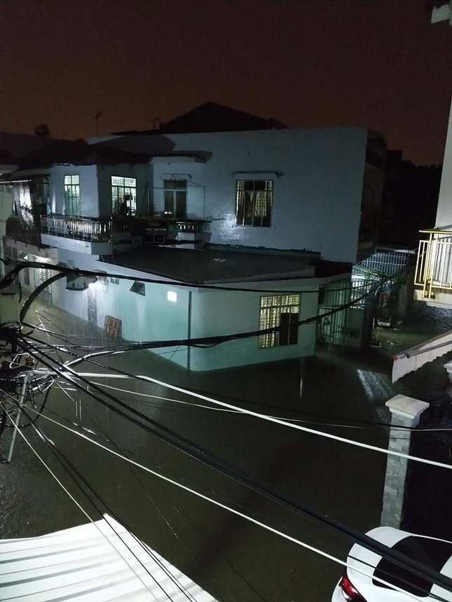 Đà Nẵng: Đường phố bỗng hóa thành sông sau trận mưa lớn kéo dài không ngớt ảnh 2
