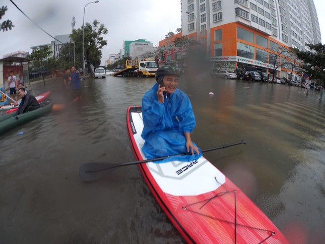 Bi hài chuyện người dân Đà Nẵng bơi lội, chèo xuồng, bắt cá giữa phố trong ngày ngập lụt ảnh 6