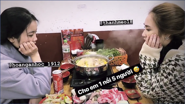Vắng "nửa kia", 3 cô bạn gái cầu thủ này tự "lập team" đi ăn lẩu ảnh 1