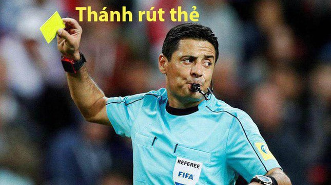 Trọng tài trận Chung kết bị chế ảnh rút thẻ vàng như lì xì ngày Tết ảnh 4