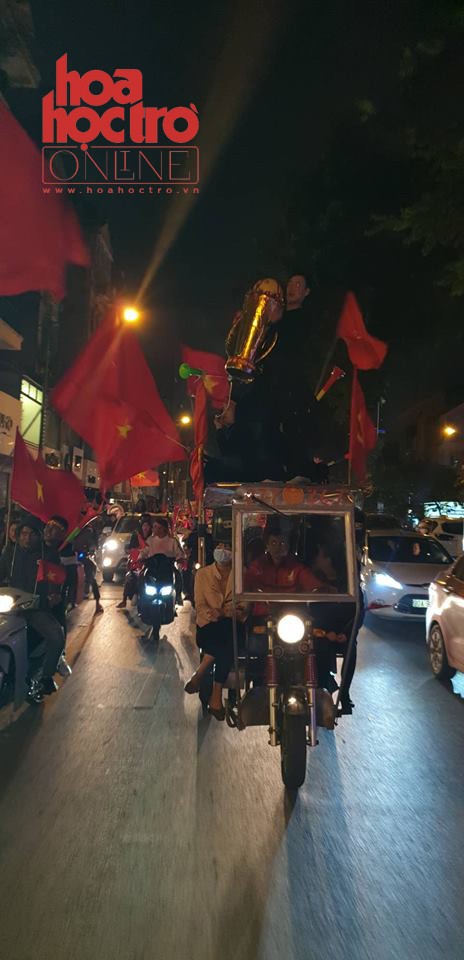 Biển người xuống đường ăn mừng chiến thắng, Hà Nội tưng bừng "đêm không ngủ" ảnh 6