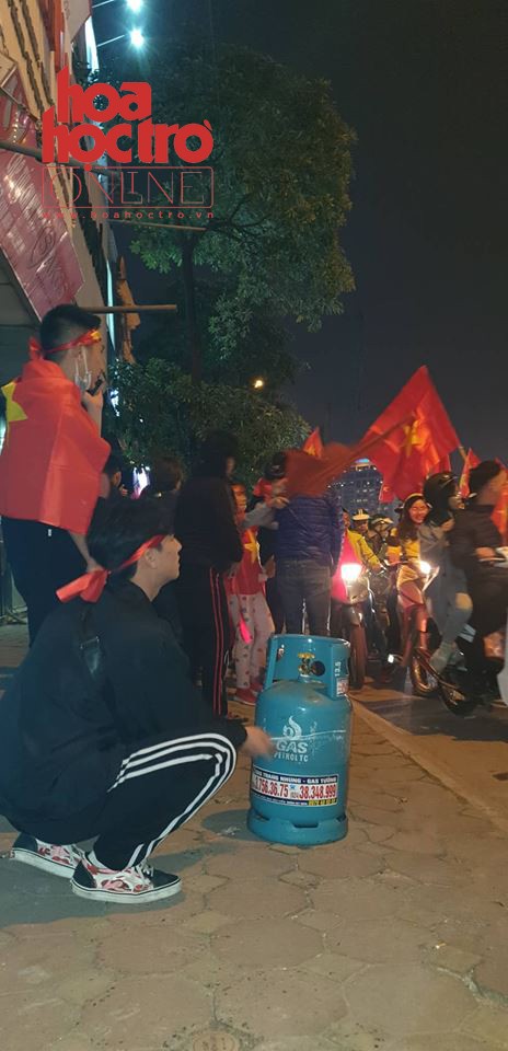Biển người xuống đường ăn mừng chiến thắng, Hà Nội tưng bừng "đêm không ngủ" ảnh 8