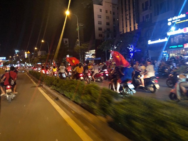Một đêm không ngủ, đường phố Sài Gòn không còn chỗ trống sau chiến thắng của đội tuyển Việt Nam ảnh 3